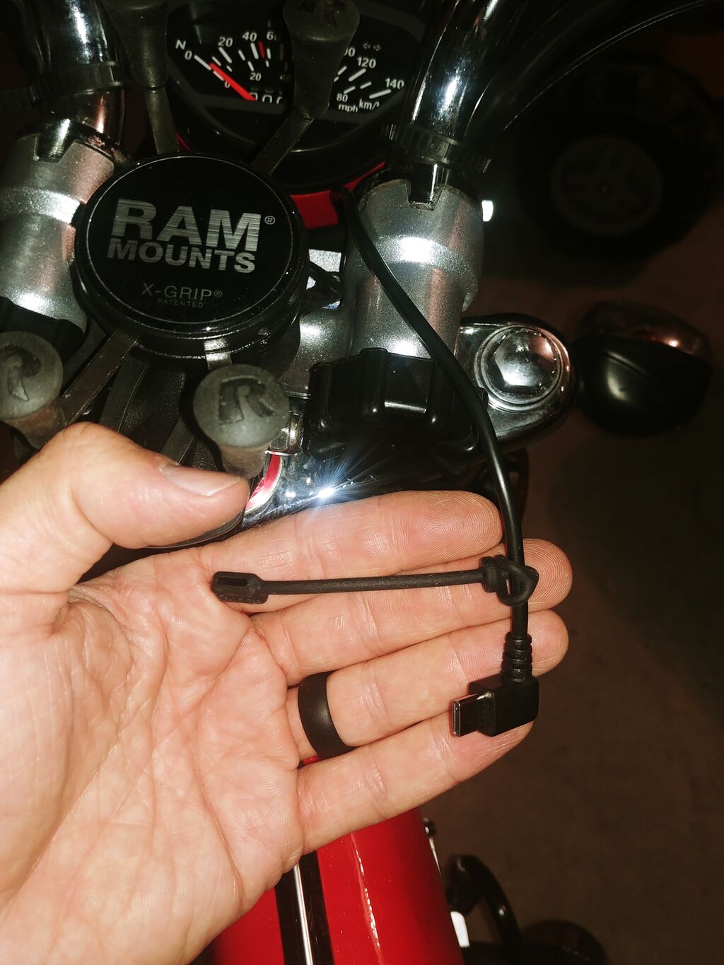 Champion 12V-5V-USB 2.jpg