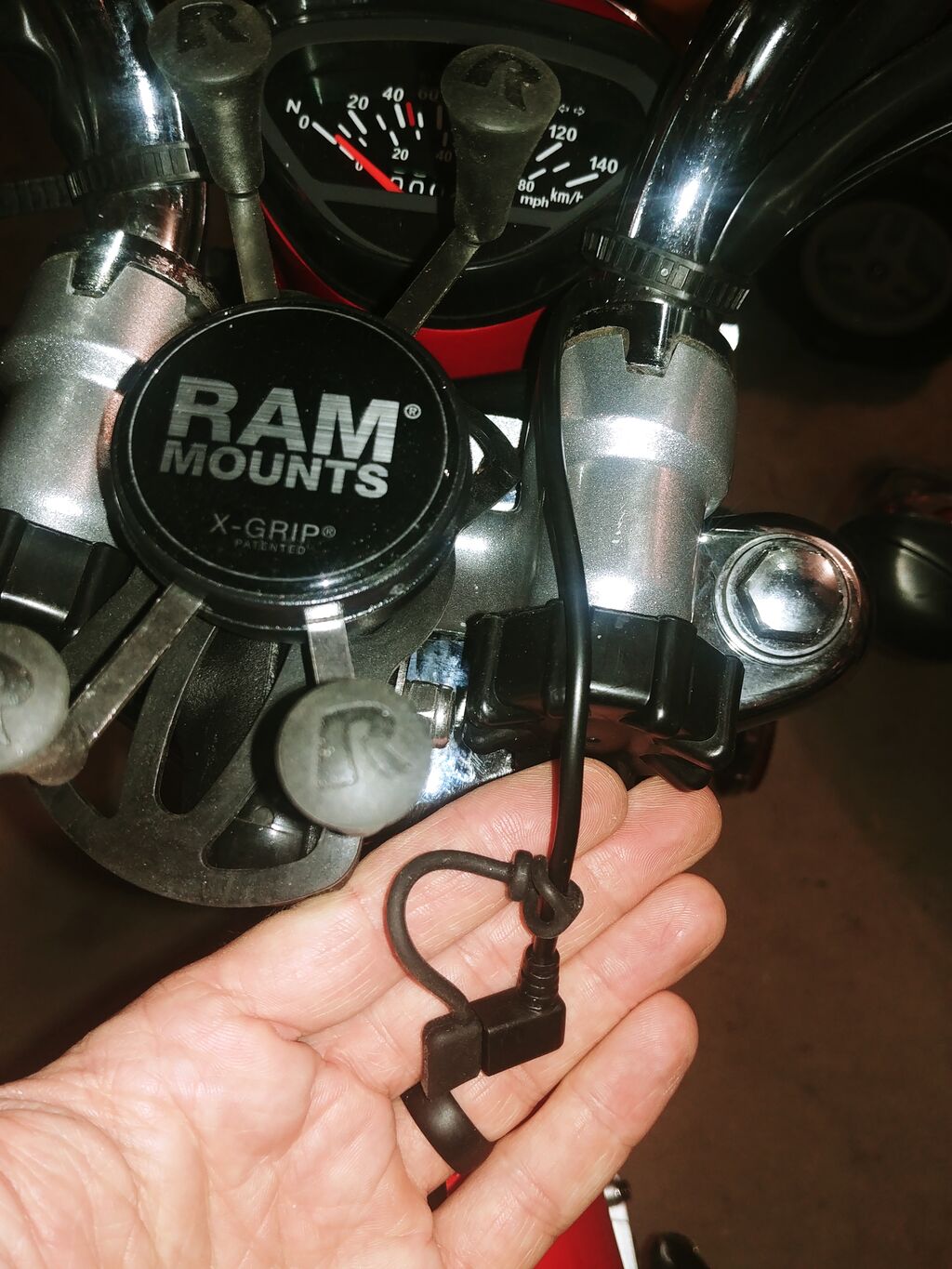 Champion 12V-5V-USB 1.jpg